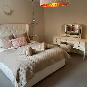 Gorgeous 3 Bed House Free Parking & Garden Edinburgh
