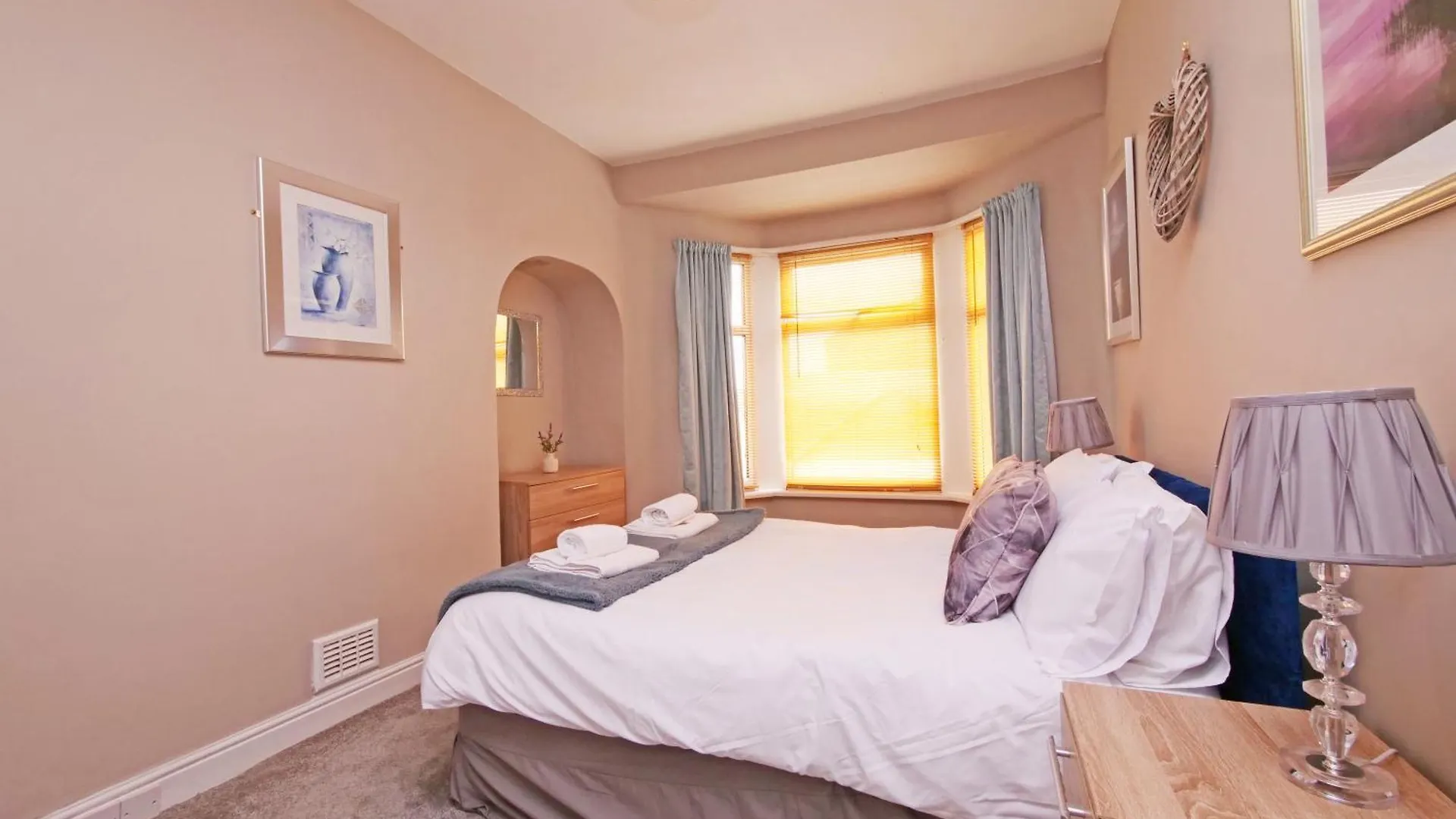Ashville Grange Sleeps 10 Large Beautiful House Scarborough 0*,  United Kingdom